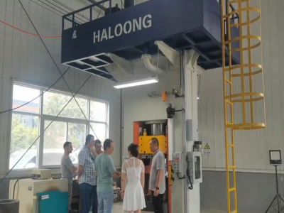 擁有4臺華隆伺螺旋壓力機(jī)的俄羅斯客戶再次到訪華隆深入合作